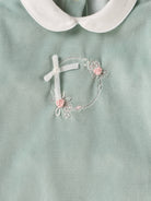 Der weiche und wärmespendende Strampler von AMIO Firenze mit Kragen und Handstickerei ist der perfekte Begleiter für den Alltag in der kalten Jahreszeit. Maximaler Tragekomfort, gepaart mit einer herausragenden Passform aus Samt (Ciniglia). Das Modell hat einen praktischen Schnitt, um etwa die Windel schnell und unkompliziert wechseln zu können. Ein AMIO Firenze Must-Have für jede Grundausstattung.

Höchste Qualität, bestes Preis-Leistungs-Verhältnis MADE IN ITALY.