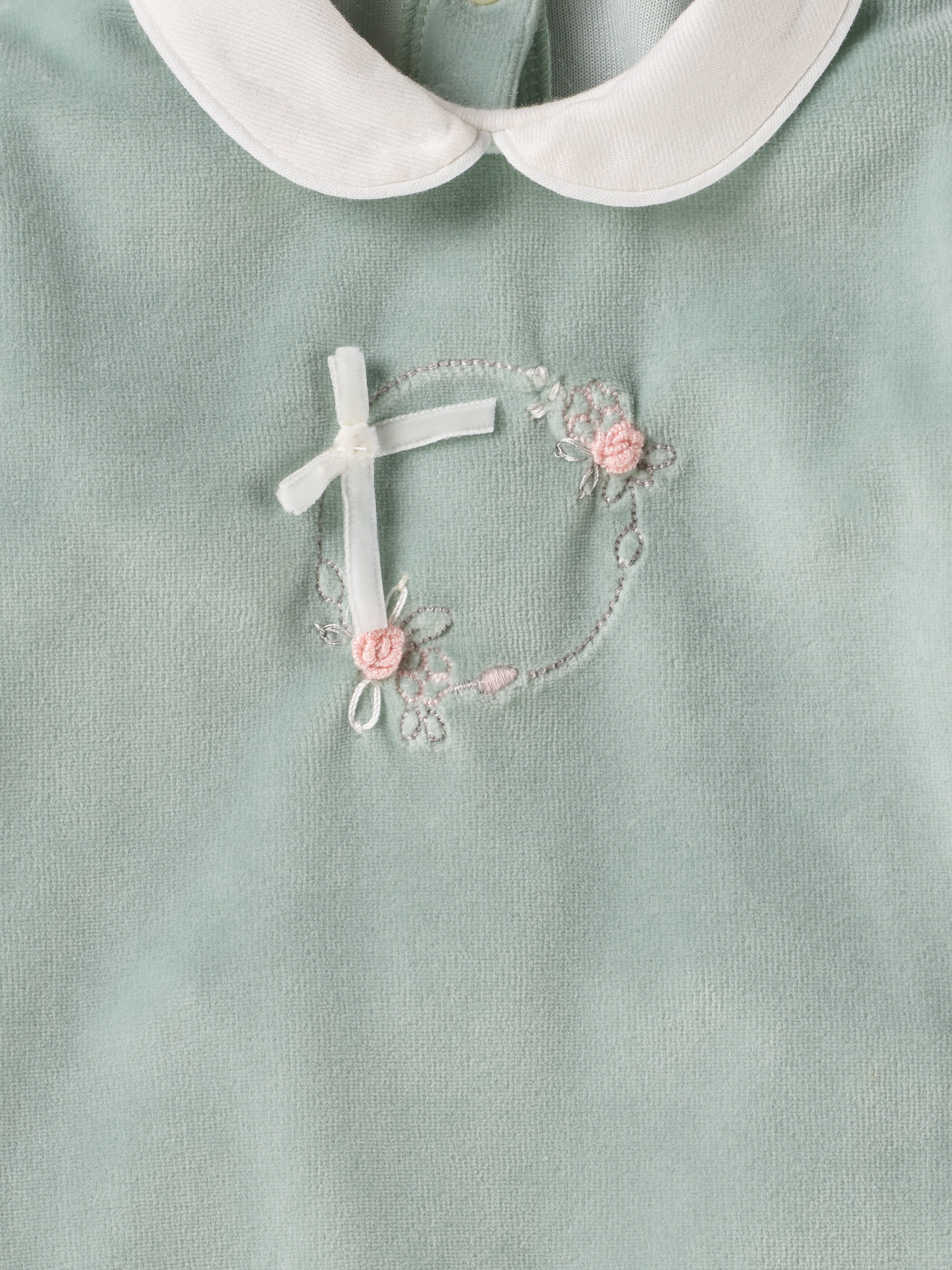 Der weiche und wärmespendende Strampler von AMIO Firenze mit Kragen und Handstickerei ist der perfekte Begleiter für den Alltag in der kalten Jahreszeit. Maximaler Tragekomfort, gepaart mit einer herausragenden Passform aus Samt (Ciniglia). Das Modell hat einen praktischen Schnitt, um etwa die Windel schnell und unkompliziert wechseln zu können. Ein AMIO Firenze Must-Have für jede Grundausstattung.

Höchste Qualität, bestes Preis-Leistungs-Verhältnis MADE IN ITALY.