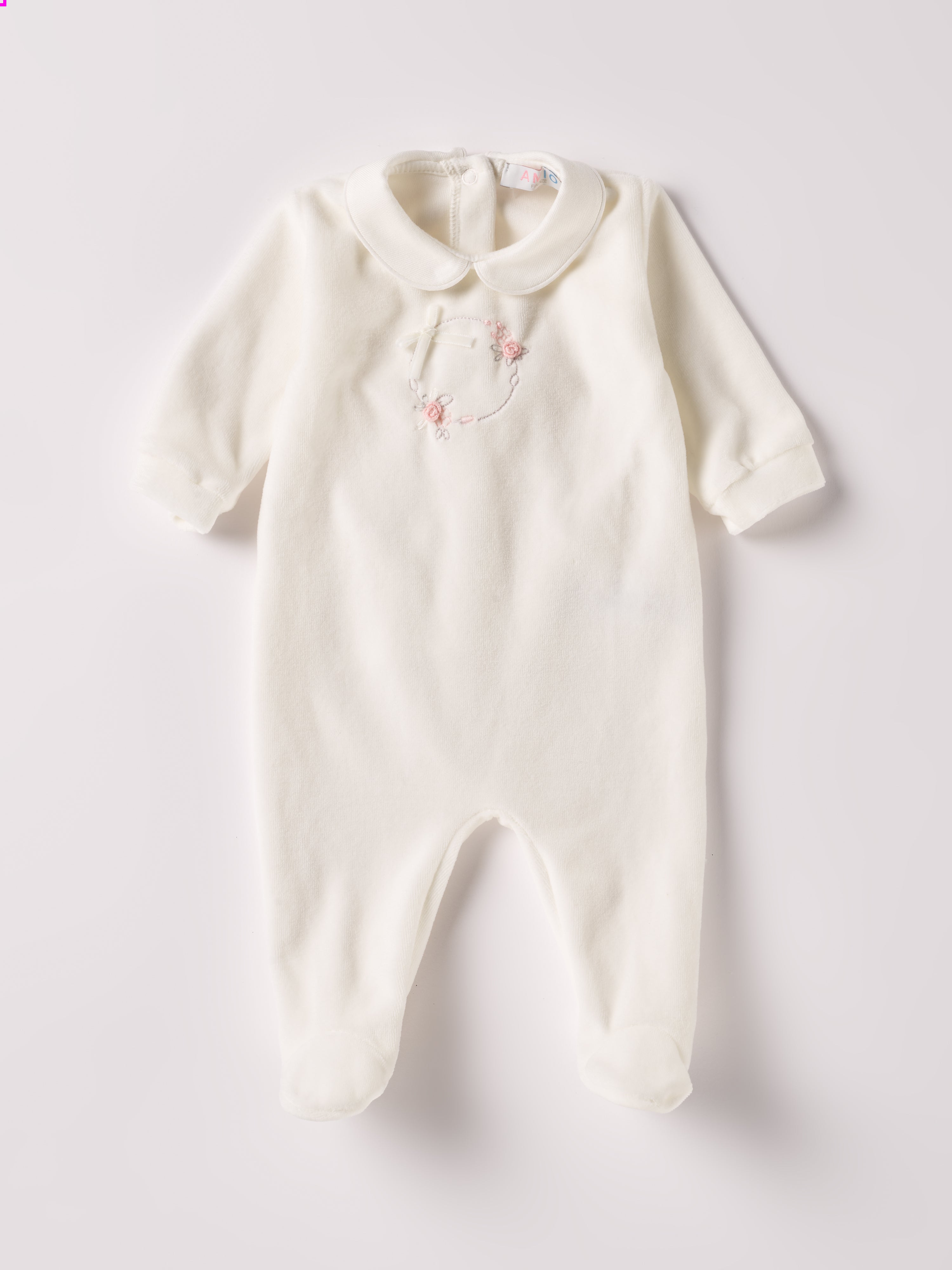 Der weiche und wärmespendende Strampler von AMIO Firenze mit Kragen und Handstickerei ist der perfekte Begleiter für den Alltag in der kalten Jahreszeit. Maximaler Tragekomfort, gepaart mit einer herausragenden Passform aus Samt (Ciniglia). Das Modell hat einen praktischen Schnitt, um etwa die Windel schnell und unkompliziert wechseln zu können. Ein AMIO Firenze Must-Have für jede Grundausstattung.&nbsp;

Höchste Qualität, bestes Preis-Leistungs-Verhältnis MADE IN ITALY.