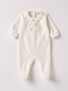 Der weiche und wärmespendende Strampler von AMIO Firenze mit Kragen und Handstickerei ist der perfekte Begleiter für den Alltag in der kalten Jahreszeit. Maximaler Tragekomfort, gepaart mit einer herausragenden Passform aus Samt (Ciniglia). Das Modell hat einen praktischen Schnitt, um etwa die Windel schnell und unkompliziert wechseln zu können. Ein AMIO Firenze Must-Have für jede Grundausstattung.&nbsp;

Höchste Qualität, bestes Preis-Leistungs-Verhältnis MADE IN ITALY.