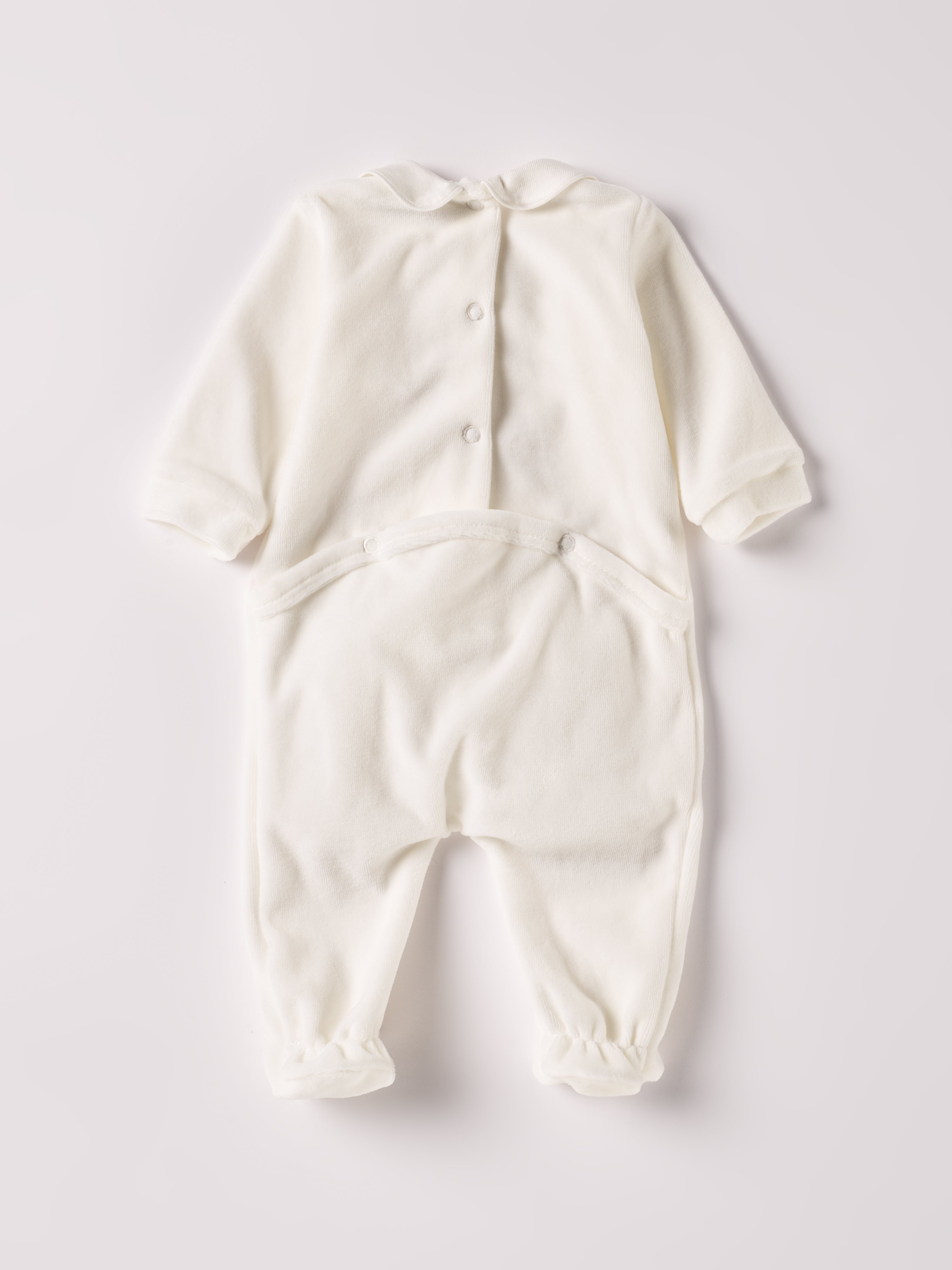 Der weiche und wärmespendende Strampler von AMIO Firenze mit Kragen und Handstickerei ist der perfekte Begleiter für den Alltag in der kalten Jahreszeit. Maximaler Tragekomfort, gepaart mit einer herausragenden Passform aus Samt (Ciniglia). Das Modell hat einen praktischen Schnitt, um etwa die Windel schnell und unkompliziert wechseln zu können. Ein AMIO Firenze Must-Have für jede Grundausstattung.&nbsp;

Höchste Qualität, bestes Preis-Leistungs-Verhältnis MADE IN ITALY.