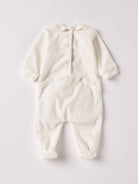 Der weiche und wärmespendende Strampler von AMIO Firenze mit Kragen und Handstickerei ist der perfekte Begleiter für den Alltag in der kalten Jahreszeit. Maximaler Tragekomfort, gepaart mit einer herausragenden Passform aus Samt (Ciniglia). Das Modell hat einen praktischen Schnitt, um etwa die Windel schnell und unkompliziert wechseln zu können. Ein AMIO Firenze Must-Have für jede Grundausstattung.&nbsp;

Höchste Qualität, bestes Preis-Leistungs-Verhältnis MADE IN ITALY.