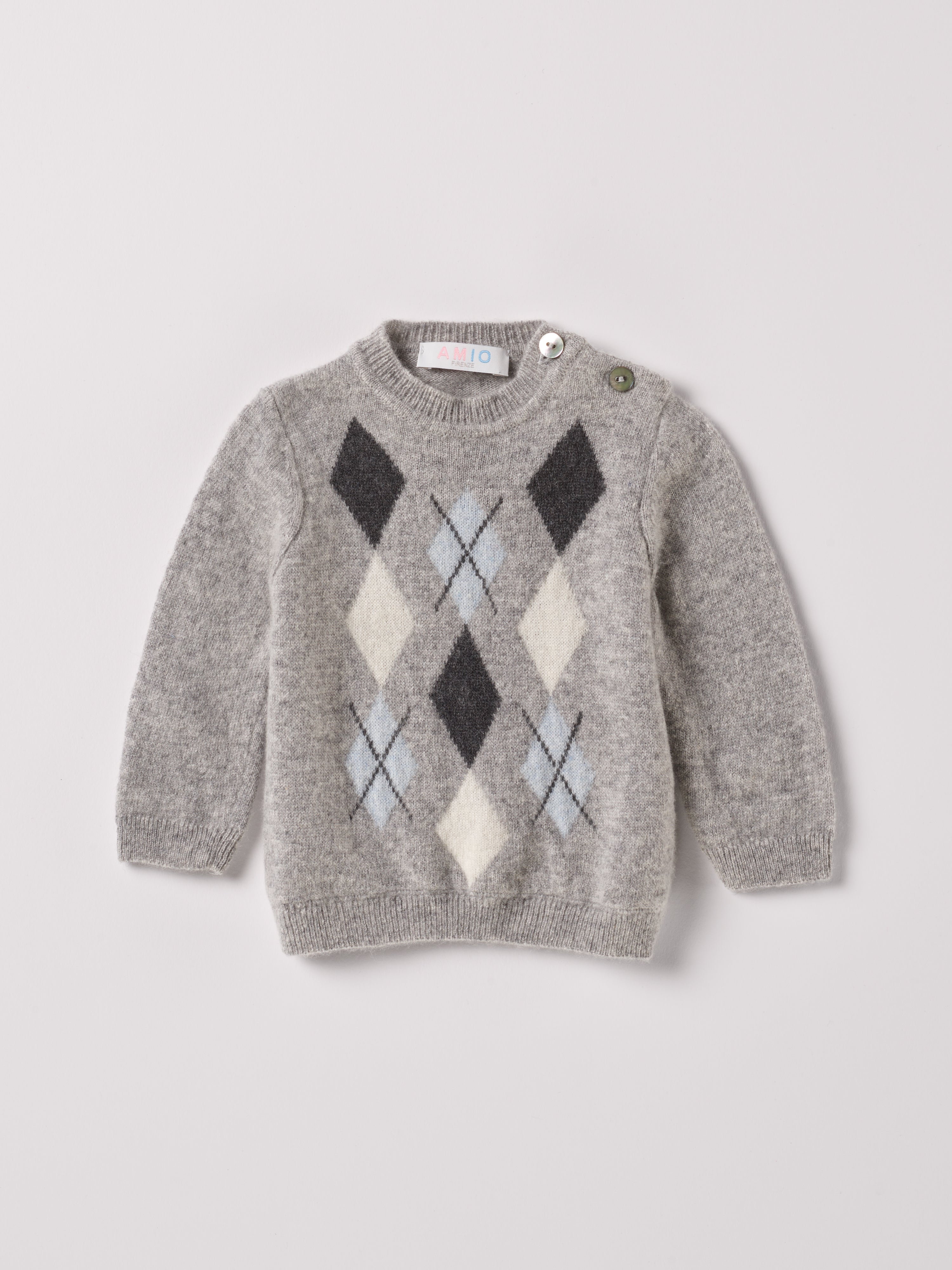 Der weiche und wärmespendende Strickpullover von AMIO Firenze ist der perfekte Begleiter für die kalte Jahreszeit. Vielseitig kombinierbar und aufgrund der Materialzusammensetzung strapazierfähig für den Alltag. Maximaler Tragekomfort, gepaart mit einer herausragenden Passform. Das Argyle-Muster ist ein modischer Klassiker und gehört zur Grundausstattung. Die echten Perlmuttknöpfe verleihen dem Pullover einen besonders luxuriösen Touch.

Höchste Qualität, bestes Preis-Leistungs-Verhältnis MADE IN ITALY.