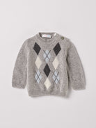 Der weiche und wärmespendende Strickpullover von AMIO Firenze ist der perfekte Begleiter für die kalte Jahreszeit. Vielseitig kombinierbar und aufgrund der Materialzusammensetzung strapazierfähig für den Alltag. Maximaler Tragekomfort, gepaart mit einer herausragenden Passform. Das Argyle-Muster ist ein modischer Klassiker und gehört zur Grundausstattung. Die echten Perlmuttknöpfe verleihen dem Pullover einen besonders luxuriösen Touch.

Höchste Qualität, bestes Preis-Leistungs-Verhältnis MADE IN ITALY.