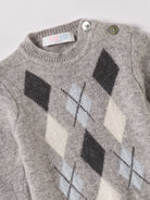 Der weiche und wärmespendende Strickpullover von AMIO Firenze ist der perfekte Begleiter für die kalte Jahreszeit. Vielseitig kombinierbar und aufgrund der Materialzusammensetzung strapazierfähig für den Alltag. Maximaler Tragekomfort, gepaart mit einer herausragenden Passform. Das Argyle-Muster ist ein modischer Klassiker und gehört zur Grundausstattung. Die echten Perlmuttknöpfe verleihen dem Pullover einen besonders luxuriösen Touch.

Höchste Qualität, bestes Preis-Leistungs-Verhältnis MADE IN ITALY.