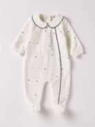 Der weiche und wärmespendende Strampler von AMIO Firenze mit besticktem Kragen und eingewebten Herzen ist der perfekte Begleiter für den Alltag in der kalten Jahreszeit. Die echten Perlmuttknöpfe auf der Vorderseite veredeln den Look. Maximaler Tragekomfort, gepaart mit einer herausragenden Passform aus Samt (Ciniglia). Das Modell hat einen praktischen Schnitt, um etwa die Windel schnell und unkompliziert wechseln zu können. Ein AMIO Firenze Must-Have für jede Grundausstattung.