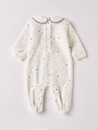 Der weiche und wärmespendende Strampler von AMIO Firenze mit besticktem Kragen und eingewebten Herzen ist der perfekte Begleiter für den Alltag in der kalten Jahreszeit. Die echten Perlmuttknöpfe auf der Vorderseite veredeln den Look. Maximaler Tragekomfort, gepaart mit einer herausragenden Passform aus Samt (Ciniglia). Das Modell hat einen praktischen Schnitt, um etwa die Windel schnell und unkompliziert wechseln zu können. Ein AMIO Firenze Must-Have für jede Grundausstattung.