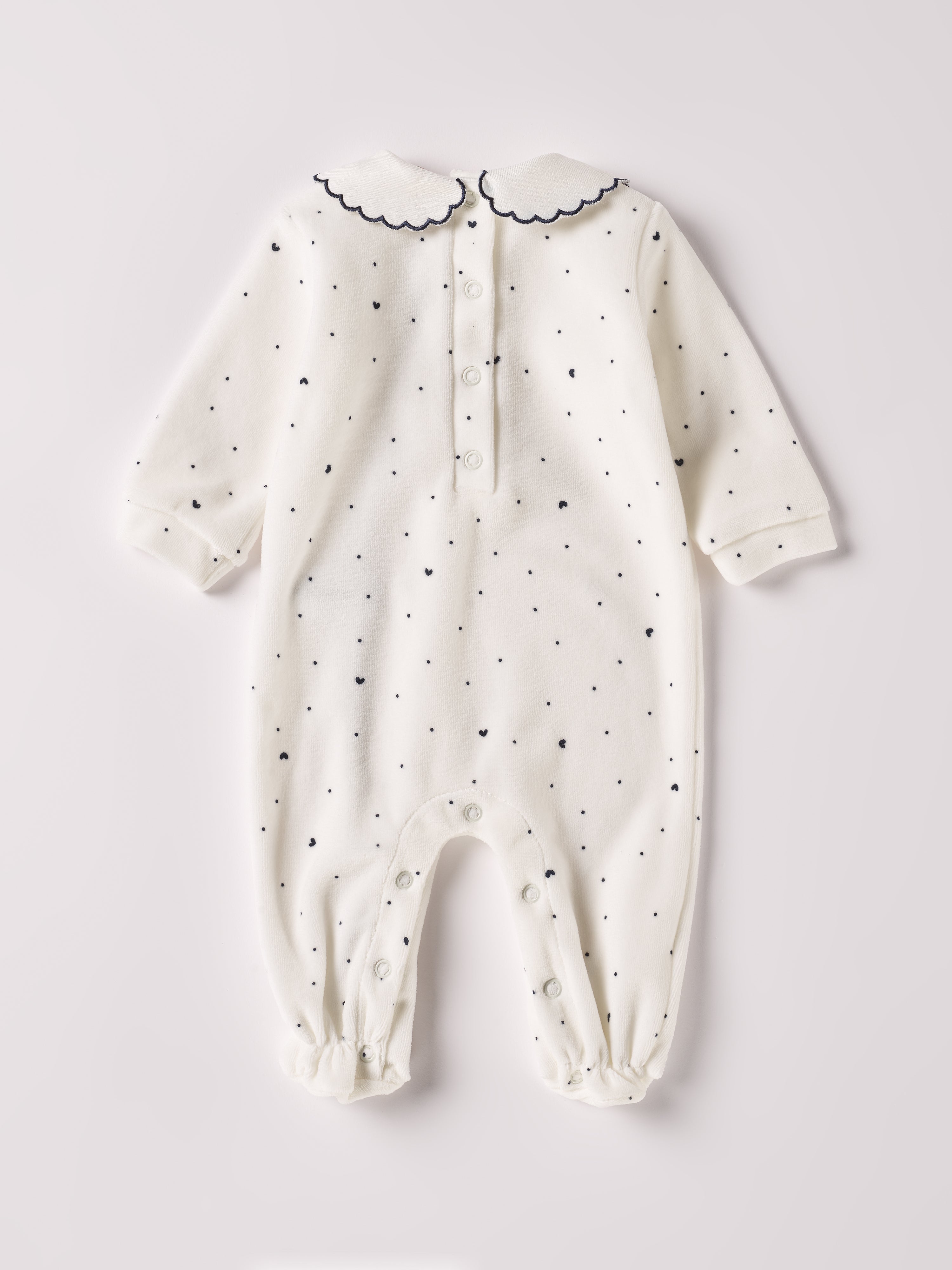 Der weiche und wärmespendende Strampler von AMIO Firenze mit besticktem Kragen und eingewebten Herzen ist der perfekte Begleiter für den Alltag in der kalten Jahreszeit. Die echten Perlmuttknöpfe auf der Vorderseite veredeln den Look. Maximaler Tragekomfort, gepaart mit einer herausragenden Passform aus Samt (Ciniglia). Das Modell hat einen praktischen Schnitt, um etwa die Windel schnell und unkompliziert wechseln zu können. Ein AMIO Firenze Must-Have für jede Grundausstattung.