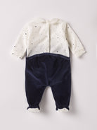 Der weiche und wärmespendende Strampler von AMIO Firenze mit besticktem Kragen, eingewebten Herzen und einer Schleife ist der perfekte Begleiter für den Alltag in der kalten Jahreszeit. Maximaler Tragekomfort, gepaart mit einer herausragenden Passform aus Samt (Ciniglia). Das Modell hat einen praktischen Schnitt, um etwa die Windel schnell und unkompliziert wechseln zu können. Ein AMIO Firenze Must-Have für jede Grundausstattung.

Höchste Qualität, bestes Preis-Leistungs-Verhältnis MADE IN ITALY.