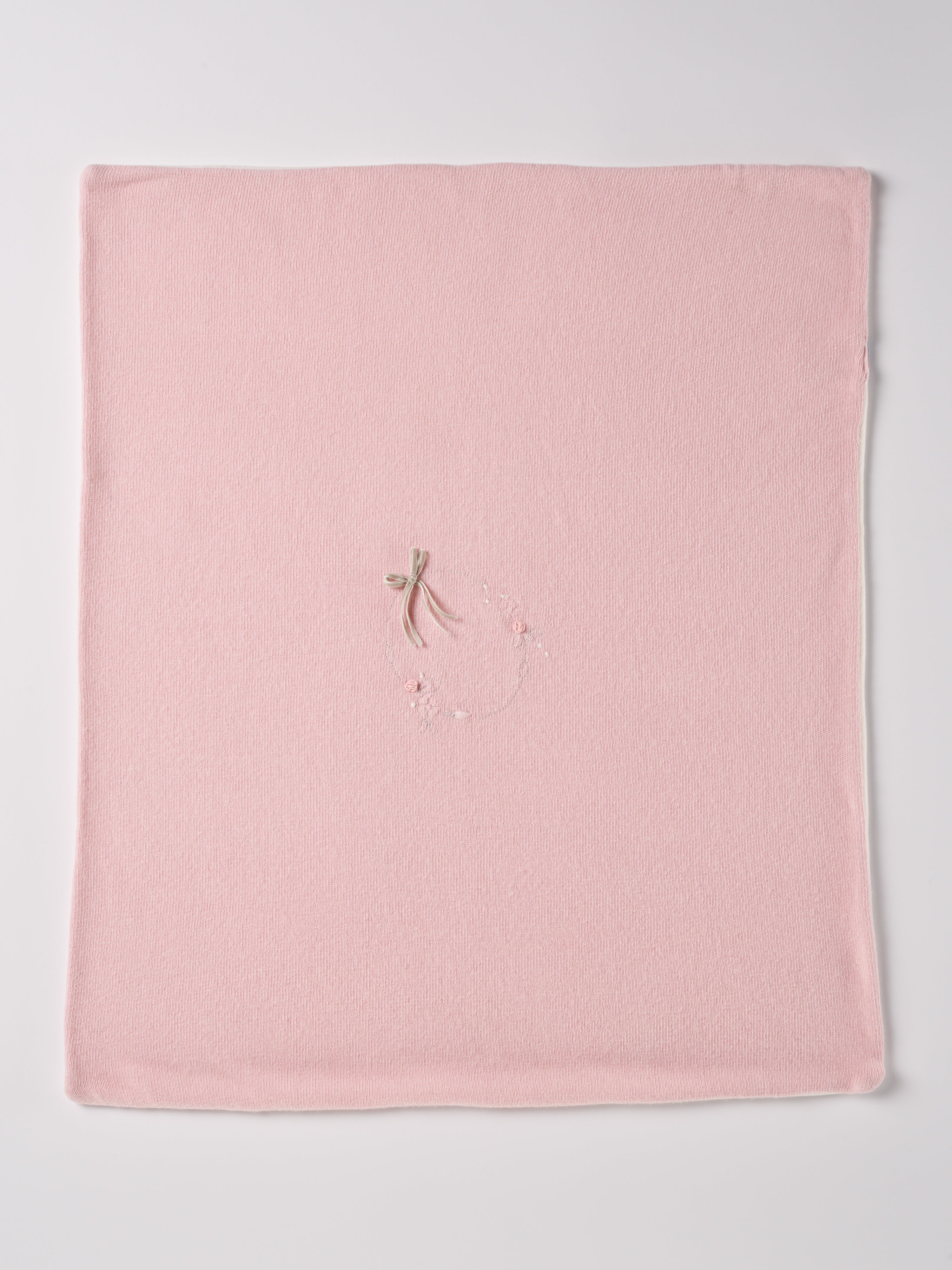 Die elegante gefütterte Strickdecke besticht durch eine feine Handstickerei. Die kuschelig weiche Außenseite ist besonders angenehm an der Haut. Die Rückseite ist aus feinem Fleece. Das edle Design verwandelt jedes Baby-Zimmer oder jeden Kinderwagen in einen gemütlichen und stilvollen Rückzugsort.

Präsentiert in einer eleganten "kofferartigen" Geschenkbox, ist sie auch das ideale Geschenk für werdende Eltern, Babyparties oder besondere Anlässe.