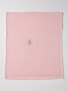 Die elegante gefütterte Strickdecke besticht durch eine feine Handstickerei. Die kuschelig weiche Außenseite ist besonders angenehm an der Haut. Die Rückseite ist aus feinem Fleece. Das edle Design verwandelt jedes Baby-Zimmer oder jeden Kinderwagen in einen gemütlichen und stilvollen Rückzugsort.

Präsentiert in einer eleganten "kofferartigen" Geschenkbox, ist sie auch das ideale Geschenk für werdende Eltern, Babyparties oder besondere Anlässe.