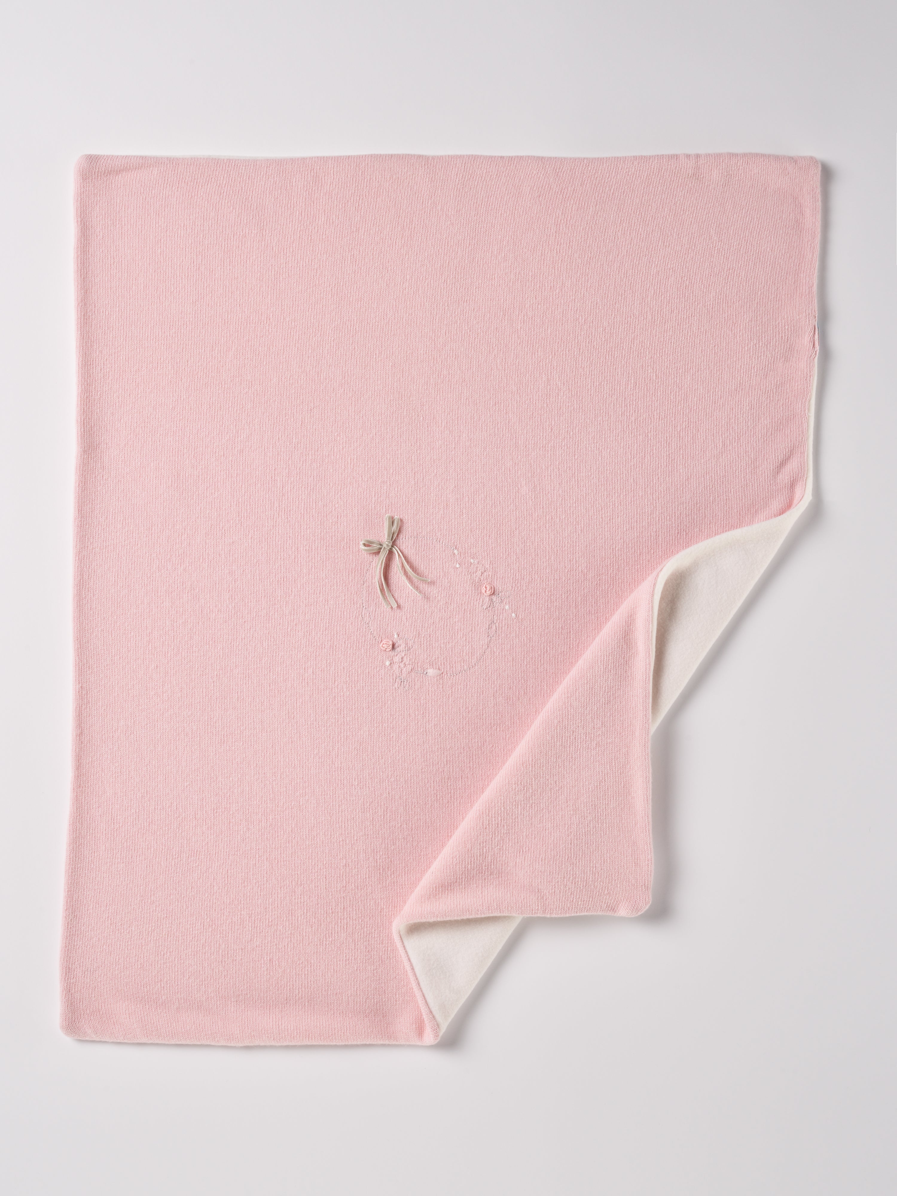 Die elegante gefütterte Strickdecke besticht durch eine feine Handstickerei. Die kuschelig weiche Außenseite ist besonders angenehm an der Haut. Die Rückseite ist aus feinem Fleece. Das edle Design verwandelt jedes Baby-Zimmer oder jeden Kinderwagen in einen gemütlichen und stilvollen Rückzugsort.

Präsentiert in einer eleganten "kofferartigen" Geschenkbox, ist sie auch das ideale Geschenk für werdende Eltern, Babyparties oder besondere Anlässe.