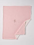 Die elegante gefütterte Strickdecke besticht durch eine feine Handstickerei. Die kuschelig weiche Außenseite ist besonders angenehm an der Haut. Die Rückseite ist aus feinem Fleece. Das edle Design verwandelt jedes Baby-Zimmer oder jeden Kinderwagen in einen gemütlichen und stilvollen Rückzugsort.

Präsentiert in einer eleganten "kofferartigen" Geschenkbox, ist sie auch das ideale Geschenk für werdende Eltern, Babyparties oder besondere Anlässe.