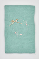 Die elegante gefütterte Strickdecke besticht durch eine feine Handstickerei. Die kuschelig weiche Außenseite ist besonders angenehm an der Haut. Die Rückseite ist aus feinem Fleece. Das edle Design verwandelt jedes Baby-Zimmer oder jeden Kinderwagen in einen gemütlichen und stilvollen Rückzugsort.

Präsentiert in einer eleganten "kofferartigen" Geschenkbox, ist sie auch das ideale Geschenk für werdende Eltern, Babyparties oder besondere Anlässe.