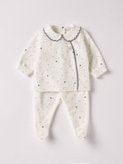 Der weiche und wärmespendende Zweiteiler von AMIO Firenze mit besticktem Kragen und eingewebten Herzen ist der perfekte Begleiter für den Alltag in der kalten Jahreszeit. Die echten Perlmuttknöpfe auf der Vorderseite veredeln den Look. Maximaler Tragekomfort, gepaart mit einer herausragenden Passform aus Samt (Ciniglia). Das Modell hat einen praktischen Schnitt, um etwa die Windel schnell und unkompliziert wechseln zu können. Das Set aus Oberteil und Hose ist vielseitig kombinierbar.