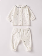 Der weiche und wärmespendende Zweiteiler von AMIO Firenze mit besticktem Kragen und eingewebten Herzen ist der perfekte Begleiter für den Alltag in der kalten Jahreszeit. Die echten Perlmuttknöpfe auf der Vorderseite veredeln den Look. Maximaler Tragekomfort, gepaart mit einer herausragenden Passform aus Samt (Ciniglia). Das Modell hat einen praktischen Schnitt, um etwa die Windel schnell und unkompliziert wechseln zu können. Das Set aus Oberteil und Hose ist vielseitig kombinierbar.