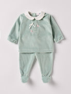 Der weiche und wärmespendende Zweiteiler von AMIO Firenze mit weißem Kragen und Handstickerei ist der perfekte Begleiter für den Alltag in der kalten Jahreszeit. Maximaler Tragekomfort, gepaart mit einer herausragenden Passform aus Samt (Ciniglia). Das Modell hat einen praktischen Schnitt, um etwa die Windel schnell und unkompliziert wechseln zu können. Das Set aus Oberteil und Hose ist vielseitig kombinierbar. Ein AMIO Firenze Must-Have für jede Grundausstattung.