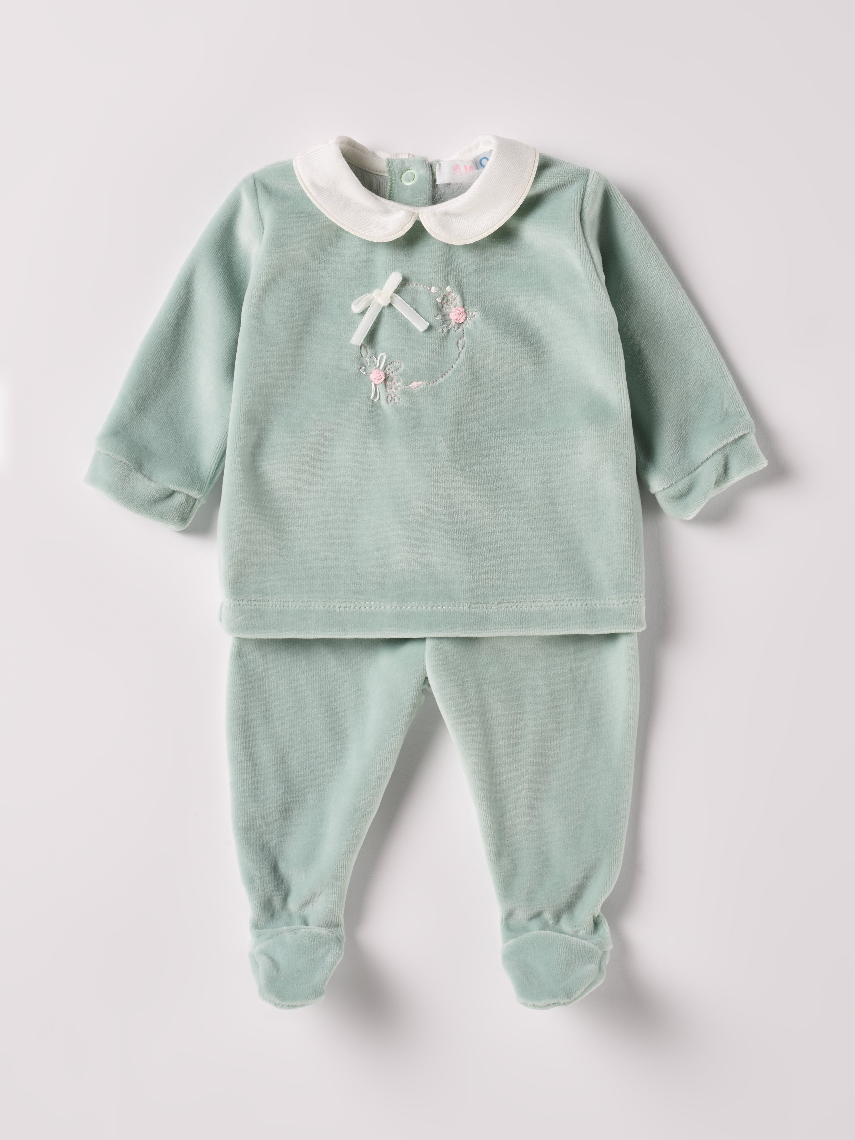 Der weiche und wärmespendende Zweiteiler von AMIO Firenze mit weißem Kragen und Handstickerei ist der perfekte Begleiter für den Alltag in der kalten Jahreszeit. Maximaler Tragekomfort, gepaart mit einer herausragenden Passform aus Samt (Ciniglia). Das Modell hat einen praktischen Schnitt, um etwa die Windel schnell und unkompliziert wechseln zu können. Das Set aus Oberteil und Hose ist vielseitig kombinierbar. Ein AMIO Firenze Must-Have für jede Grundausstattung.