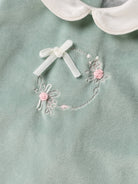 Der weiche und wärmespendende Zweiteiler von AMIO Firenze mit weißem Kragen und Handstickerei ist der perfekte Begleiter für den Alltag in der kalten Jahreszeit. Maximaler Tragekomfort, gepaart mit einer herausragenden Passform aus Samt (Ciniglia). Das Modell hat einen praktischen Schnitt, um etwa die Windel schnell und unkompliziert wechseln zu können. Das Set aus Oberteil und Hose ist vielseitig kombinierbar. Ein AMIO Firenze Must-Have für jede Grundausstattung.