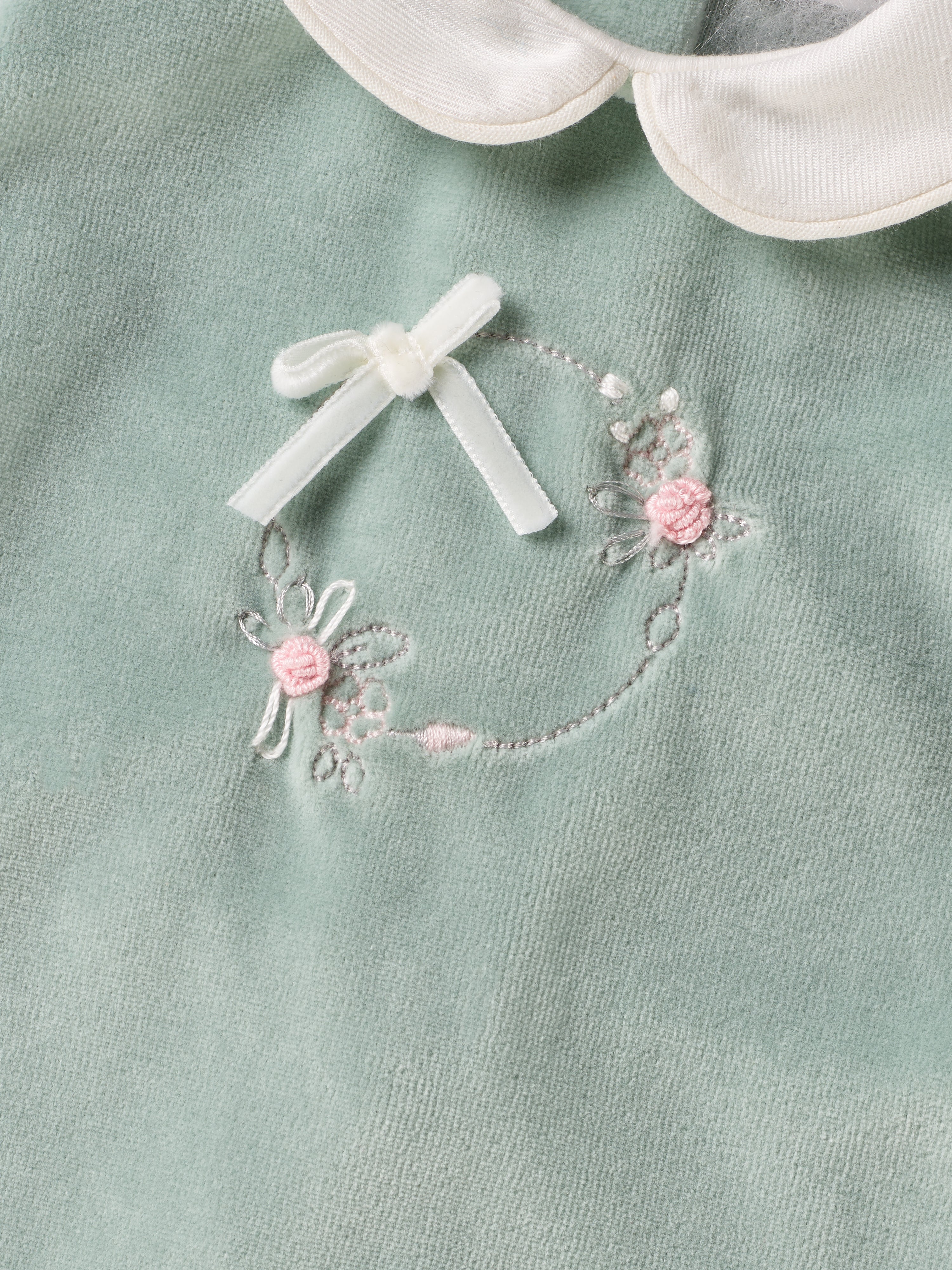 Der weiche und wärmespendende Zweiteiler von AMIO Firenze mit weißem Kragen und Handstickerei ist der perfekte Begleiter für den Alltag in der kalten Jahreszeit. Maximaler Tragekomfort, gepaart mit einer herausragenden Passform aus Samt (Ciniglia). Das Modell hat einen praktischen Schnitt, um etwa die Windel schnell und unkompliziert wechseln zu können. Das Set aus Oberteil und Hose ist vielseitig kombinierbar. Ein AMIO Firenze Must-Have für jede Grundausstattung.