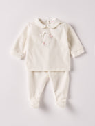 Der weiche und wärmespendende Zweiteiler von AMIO Firenze mit weißem Kragen und Handstickerei ist der perfekte Begleiter für den Alltag in der kalten Jahreszeit. Maximaler Tragekomfort, gepaart mit einer herausragenden Passform aus Samt (Ciniglia). Das Modell hat einen praktischen Schnitt, um etwa die Windel schnell und unkompliziert wechseln zu können. Das Set aus Oberteil und Hose ist vielseitig kombinierbar. Ein AMIO Firenze Must-Have für jede Grundausstattung.