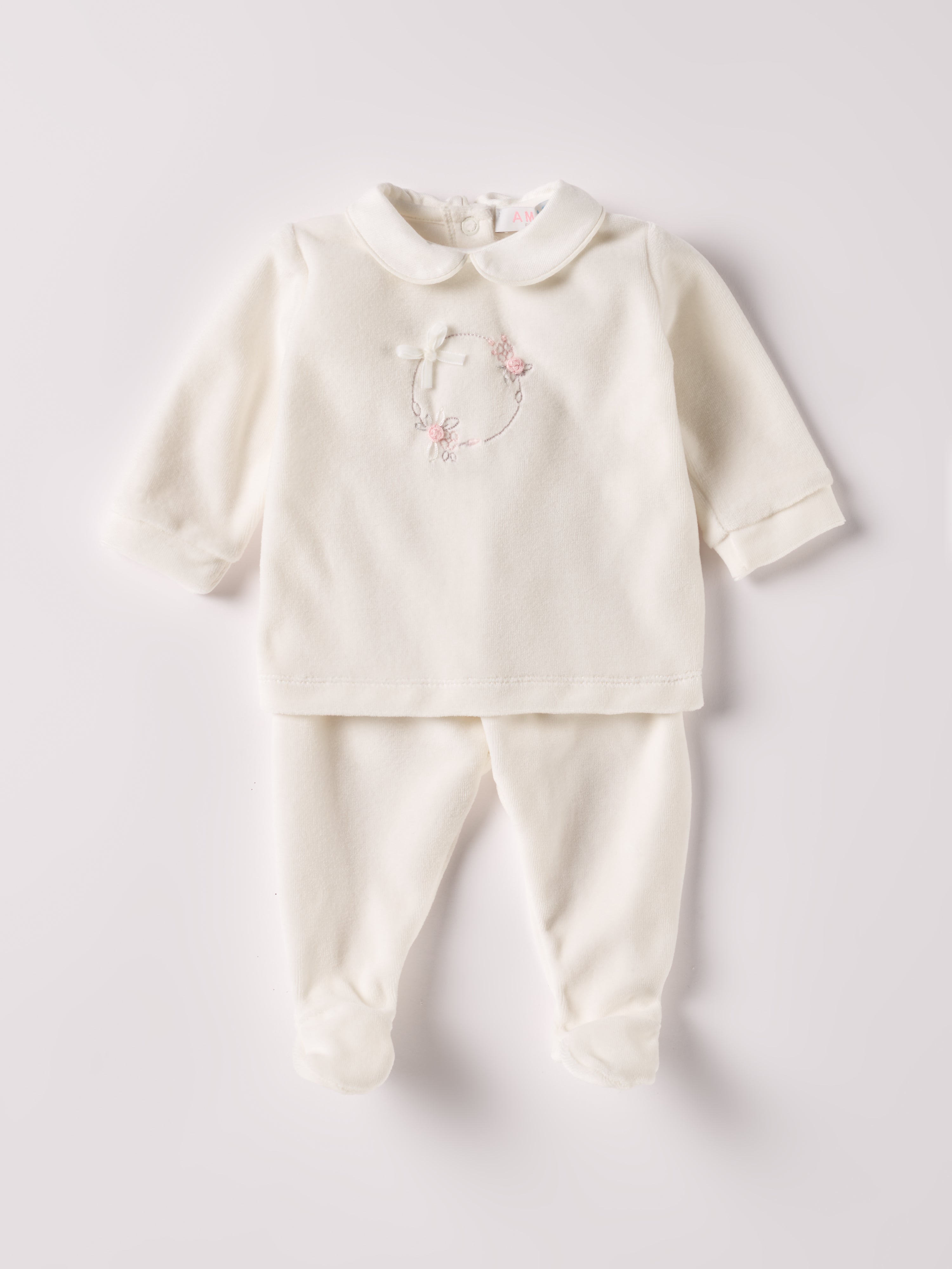 Der weiche und wärmespendende Zweiteiler von AMIO Firenze mit weißem Kragen und Handstickerei ist der perfekte Begleiter für den Alltag in der kalten Jahreszeit. Maximaler Tragekomfort, gepaart mit einer herausragenden Passform aus Samt (Ciniglia). Das Modell hat einen praktischen Schnitt, um etwa die Windel schnell und unkompliziert wechseln zu können. Das Set aus Oberteil und Hose ist vielseitig kombinierbar. Ein AMIO Firenze Must-Have für jede Grundausstattung.