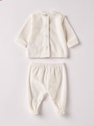 Der weiche und wärmespendende Zweiteiler von AMIO Firenze mit weißem Kragen und Handstickerei ist der perfekte Begleiter für den Alltag in der kalten Jahreszeit. Maximaler Tragekomfort, gepaart mit einer herausragenden Passform aus Samt (Ciniglia). Das Modell hat einen praktischen Schnitt, um etwa die Windel schnell und unkompliziert wechseln zu können. Das Set aus Oberteil und Hose ist vielseitig kombinierbar. Ein AMIO Firenze Must-Have für jede Grundausstattung.