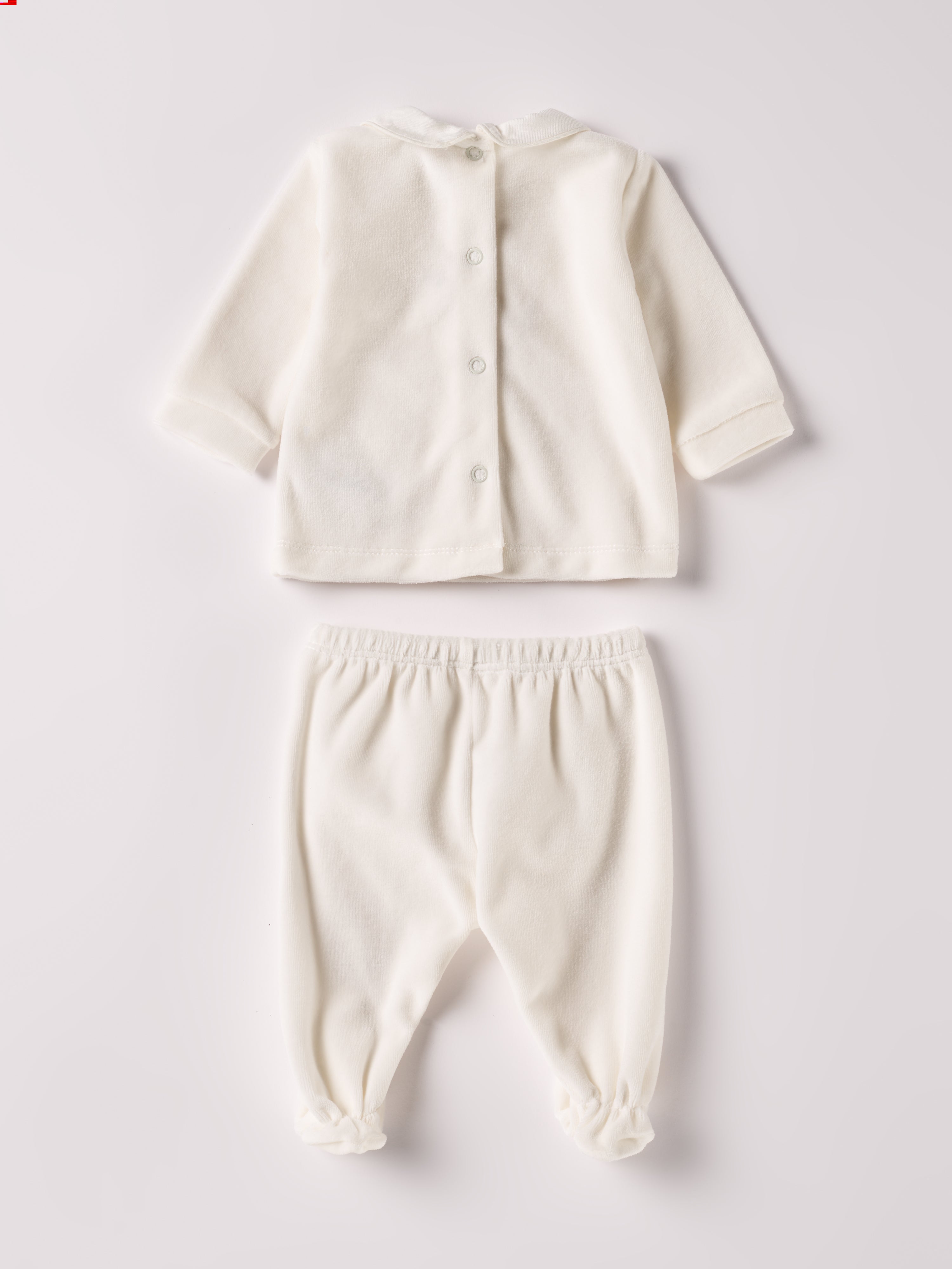 Der weiche und wärmespendende Zweiteiler von AMIO Firenze mit weißem Kragen und Handstickerei ist der perfekte Begleiter für den Alltag in der kalten Jahreszeit. Maximaler Tragekomfort, gepaart mit einer herausragenden Passform aus Samt (Ciniglia). Das Modell hat einen praktischen Schnitt, um etwa die Windel schnell und unkompliziert wechseln zu können. Das Set aus Oberteil und Hose ist vielseitig kombinierbar. Ein AMIO Firenze Must-Have für jede Grundausstattung.