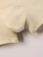 Die Jungen Boxershorts bestehen aus 100% naturbelassener, organischer Baumwolle – ohne Färbung, ohne Bleiche. Gerade bei Unterwäsche ist die Materialwahl entscheidend: Durch den permanenten Hautkontakt und Reibung kann empfindliche Kinderhaut schnell gereizt reagieren. Die unbehandelte Baumwolle fühlt sich weich an, ist atmungsaktiv und wurde bewusst für maximalen Hautkomfort gewählt. Boxershorts-Modell ohne vertikale Naht in der Mitte.