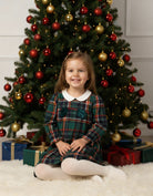 Dieses klassische Tartan-Kleid ist ein eleganter Blickfang für Weihnachten und festliche Anlässe. Der weiche Baumwollstoff liegt angenehm auf der Haut und das Unterkleid sorgt für ein geschmeidiges Tragegefühl. Das klassische Design verleiht jedem Auftritt eine festliche Note und bringt stilvollen Glanz in die Weihnachtszeit.

Höchste Qualität, bestes Preis-Leistungs-Verhältnis MADE IN ITALY.