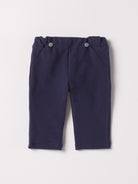 Diese klassische Hose mit gradem Schnitt, gefertigt aus Felpa Stoff mit Innenflanell, ist besonders weich und bietet einen hohen Tragekomfort. Die Breite lässt sich durch den elastischen Bund mit Innenknöpfen anpassen. Ein&nbsp;AMIO Firenze Must-Have für jede Grundausstattung.

Höchste Qualität, bestes Preis-Leistungs-Verhältnis MADE IN ITALY.