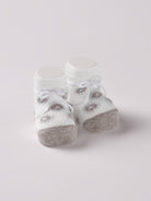 Die Baby Booties verfügen über eingewebte Sternenmuster und eignen sich perfekt als Geschenk für Babypartys oder als süße Schwangerschaftsankündigung für Freunde und Verwandte. Die feine Schnürung bietet besonderen Halt am Fuß. Unsere Scarpine werden in einer ansprechenden Geschenkbox präsentiert.&nbsp;

Höchste Qualität, bestes Preis-Leistungs-Verhältnis MADE IN ITALY.