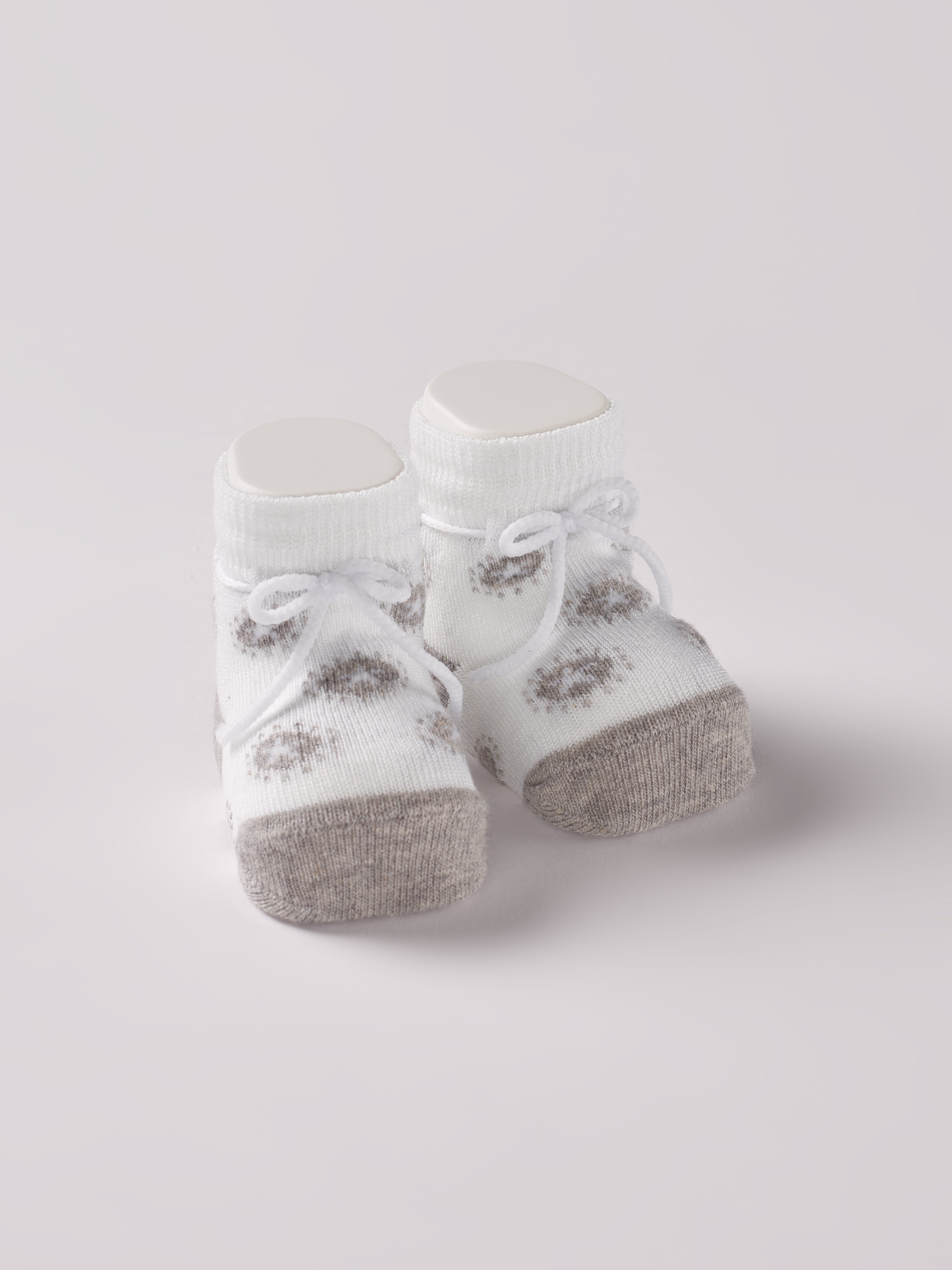Die Baby Booties verfügen über eingewebte Sternenmuster und eignen sich perfekt als Geschenk für Babypartys oder als süße Schwangerschaftsankündigung für Freunde und Verwandte. Die feine Schnürung bietet besonderen Halt am Fuß. Unsere Scarpine werden in einer ansprechenden Geschenkbox präsentiert.&nbsp;

Höchste Qualität, bestes Preis-Leistungs-Verhältnis MADE IN ITALY.