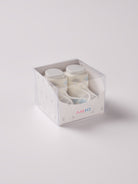 Die Baby Booties verfügen über ein eingewebtes Argyle Muster, was sie zu einem echten Herrenklassiker macht. Sie eignen sich perfekt als Geschenk für Babypartys oder als süße Schwangerschaftsankündigung für Freunde und Verwandte. Die feine Schnürung bietet besonderen Halt am Fuß. Unsere Scarpine werden in einer ansprechenden Geschenkbox präsentiert.

Höchste Qualität, bestes Preis-Leistungs-Verhältnis MADE IN ITALY.