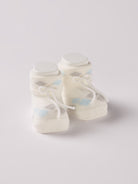 Die Baby Booties verfügen über ein eingewebtes Argyle Muster, was sie zu einem echten Herrenklassiker macht. Sie eignen sich perfekt als Geschenk für Babypartys oder als süße Schwangerschaftsankündigung für Freunde und Verwandte. Die feine Schnürung bietet besonderen Halt am Fuß. Unsere Scarpine werden in einer ansprechenden Geschenkbox präsentiert.

Höchste Qualität, bestes Preis-Leistungs-Verhältnis MADE IN ITALY.