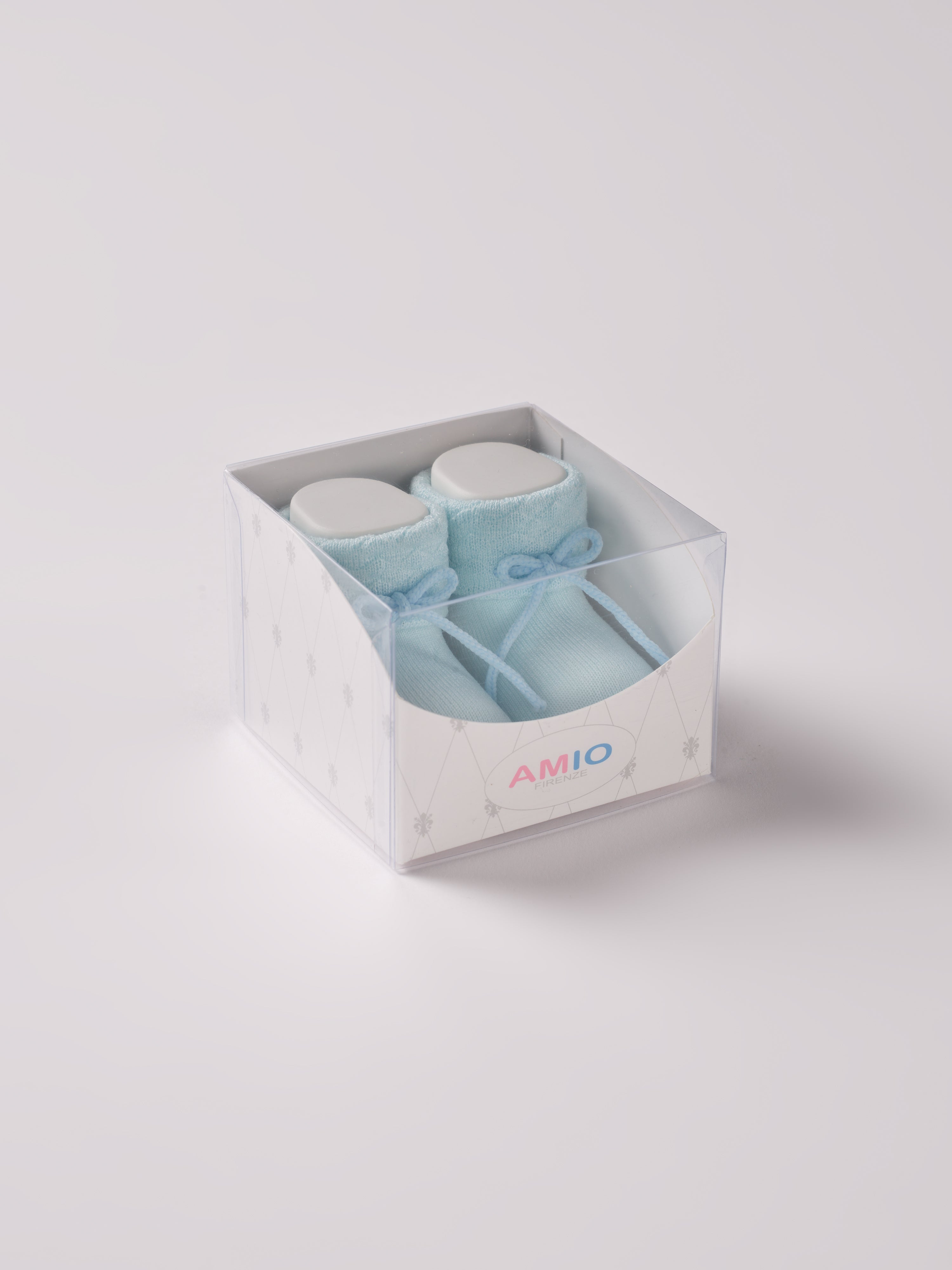 Die Baby Booties verfügen am oberen Ende über ein eingewebtes Rauten Muster und eignen sich perfekt als Geschenk für Babypartys oder als süße Schwangerschaftsankündigung für Freunde und Verwandte. Die feine Schnürung bietet besonderen Halt am Fuß. Unsere Scarpine werden in einer ansprechenden Geschenkbox präsentiert.&nbsp;

Höchste Qualität, bestes Preis-Leistungs-Verhältnis MADE IN ITALY.