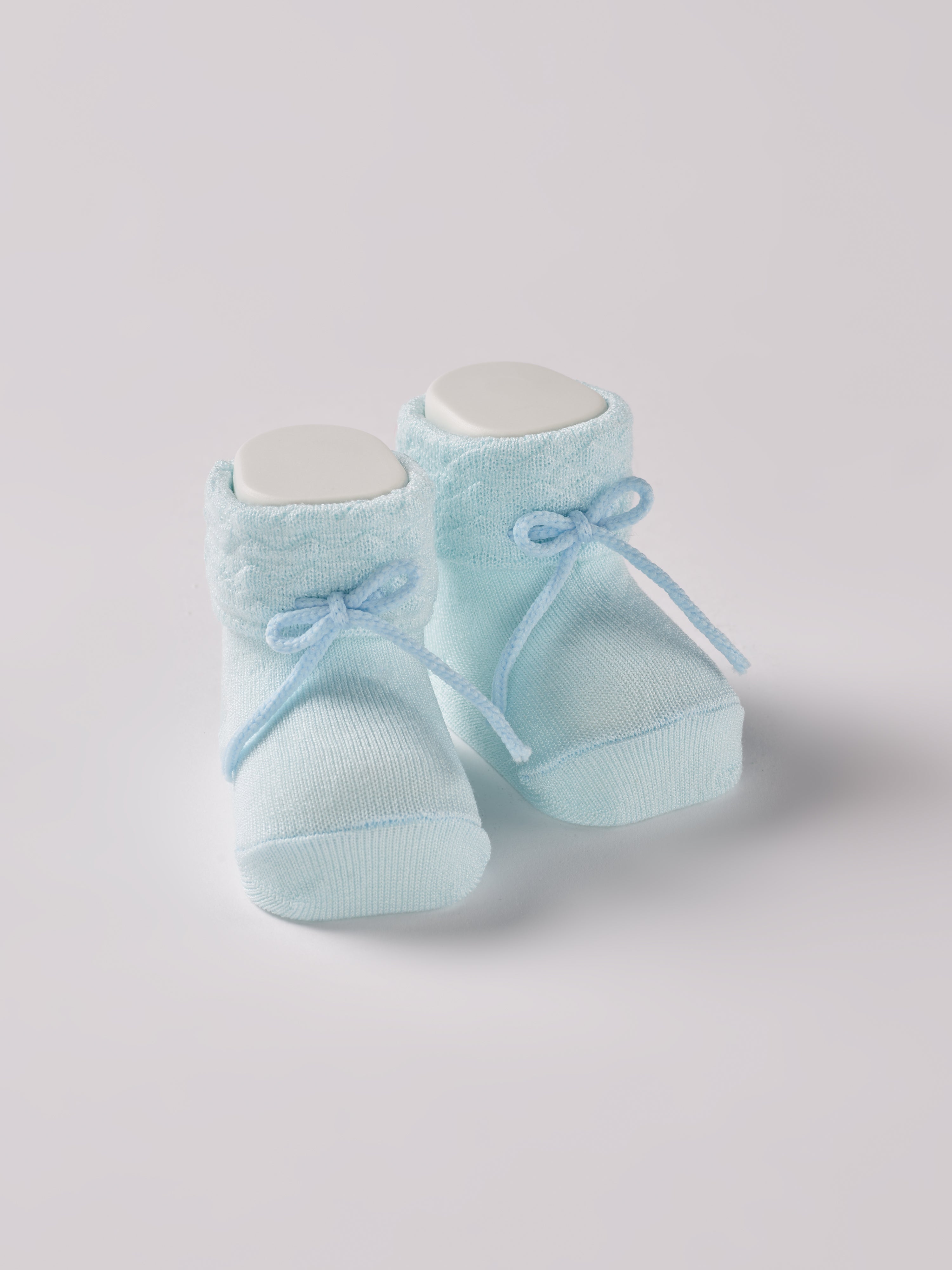 Die Baby Booties verfügen am oberen Ende über ein eingewebtes Rauten Muster und eignen sich perfekt als Geschenk für Babypartys oder als süße Schwangerschaftsankündigung für Freunde und Verwandte. Die feine Schnürung bietet besonderen Halt am Fuß. Unsere Scarpine werden in einer ansprechenden Geschenkbox präsentiert.&nbsp;

Höchste Qualität, bestes Preis-Leistungs-Verhältnis MADE IN ITALY.