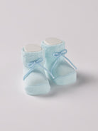 Die Baby Booties verfügen am oberen Ende über ein eingewebtes Rauten Muster und eignen sich perfekt als Geschenk für Babypartys oder als süße Schwangerschaftsankündigung für Freunde und Verwandte. Die feine Schnürung bietet besonderen Halt am Fuß. Unsere Scarpine werden in einer ansprechenden Geschenkbox präsentiert.&nbsp;

Höchste Qualität, bestes Preis-Leistungs-Verhältnis MADE IN ITALY.