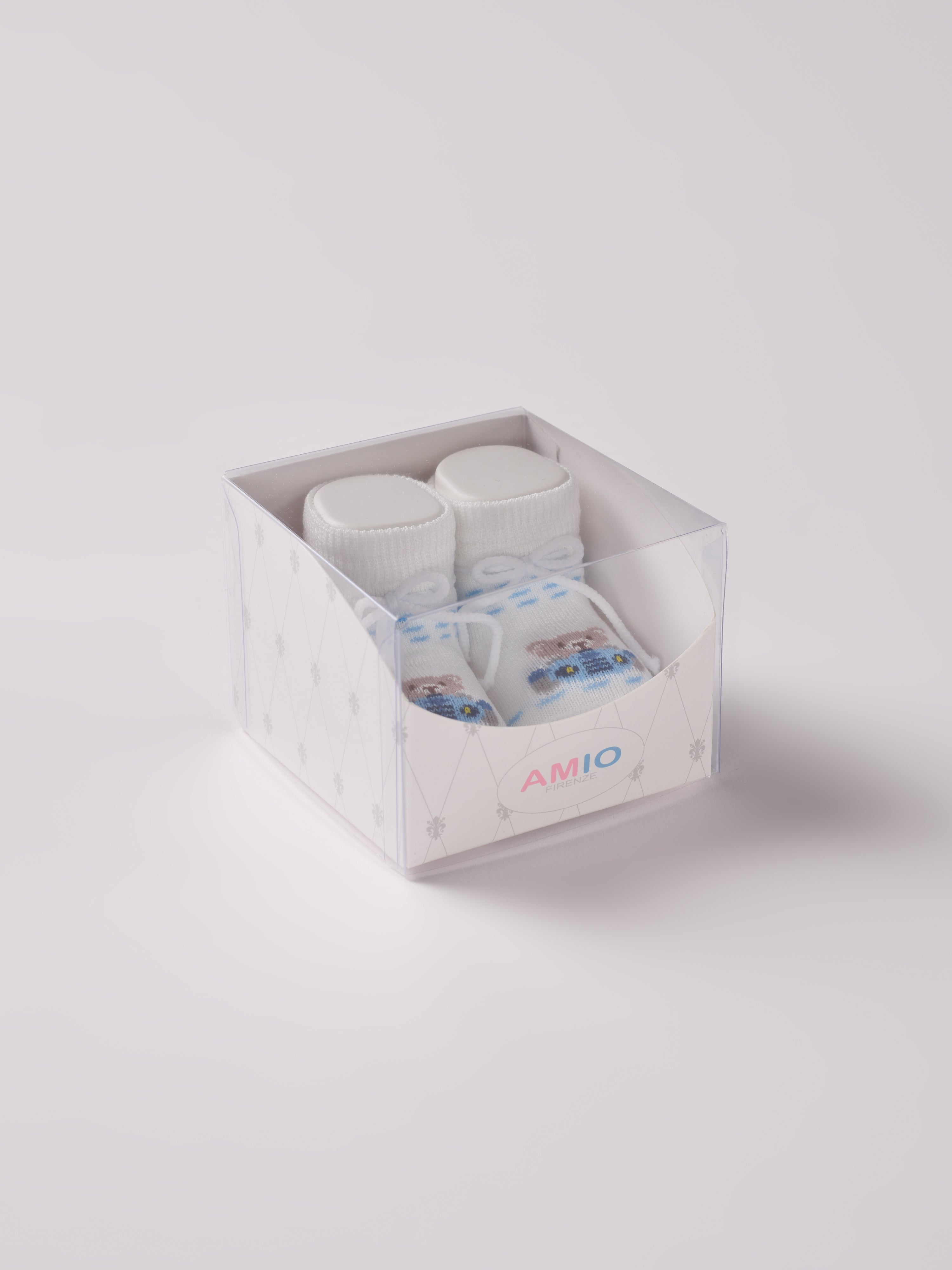 Die Baby Booties verfügen über eingewebte Bärchen-Motive und eignen sich perfekt als Geschenk für Babypartys oder als süße Schwangerschaftsankündigung für Freunde und Verwandte. Die feine Schnürung bietet besonderen Halt am Fuß. Unsere Scarpine werden in einer ansprechenden Geschenkbox präsentiert.&nbsp;

Höchste Qualität, bestes Preis-Leistungs-Verhältnis MADE IN ITALY.