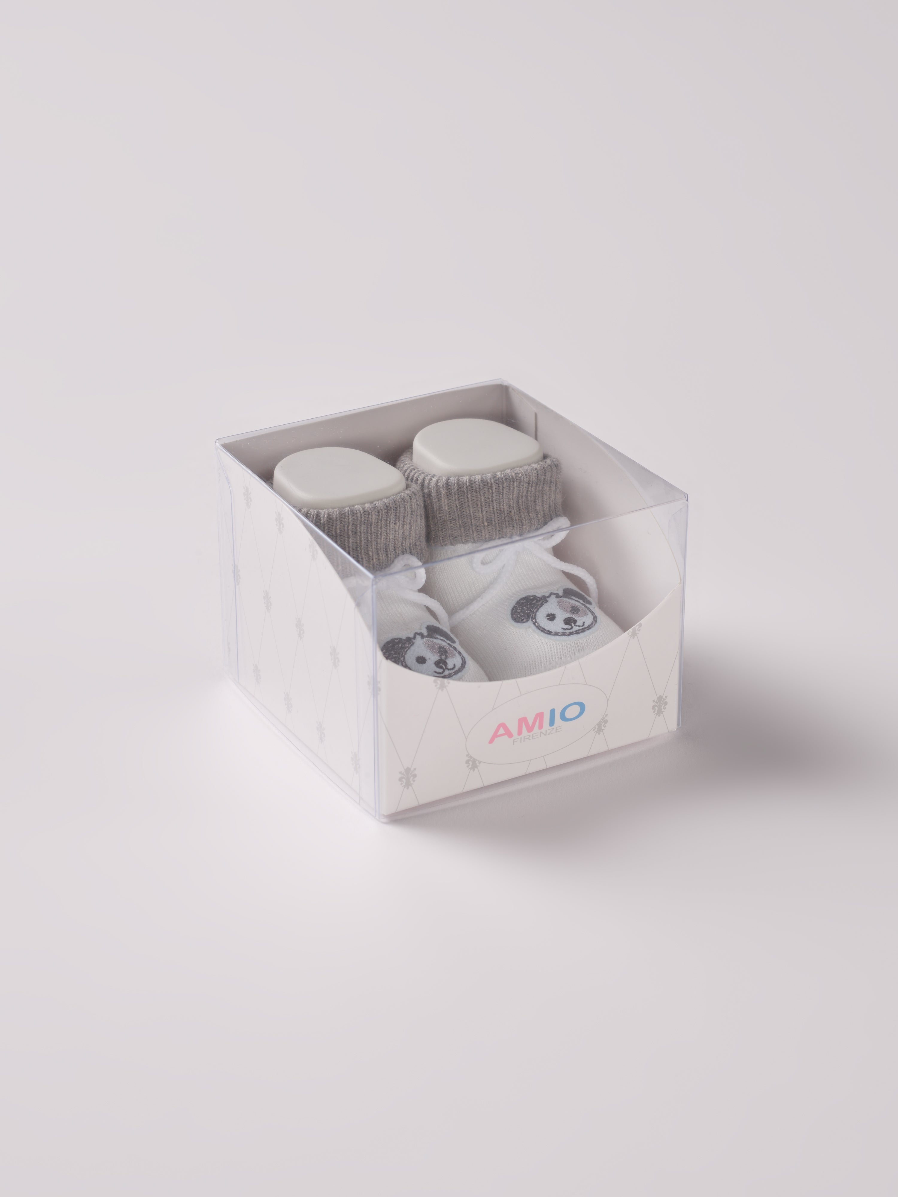 Die Baby Booties verfügen über eine niedliche Welpen-Applikation und eignen sich perfekt als Geschenk für Babypartys oder als süße Schwangerschaftsankündigung für Freunde und Verwandte. Die feine Schnürung bietet besonderen Halt am Fuß. Unsere Scarpine werden in einer ansprechenden Geschenkbox präsentiert.

Höchste Qualität, bestes Preis-Leistungs-Verhältnis MADE IN ITALY.