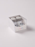 Die Baby Booties verfügen über eine niedliche Welpen-Applikation und eignen sich perfekt als Geschenk für Babypartys oder als süße Schwangerschaftsankündigung für Freunde und Verwandte. Die feine Schnürung bietet besonderen Halt am Fuß. Unsere Scarpine werden in einer ansprechenden Geschenkbox präsentiert.

Höchste Qualität, bestes Preis-Leistungs-Verhältnis MADE IN ITALY.