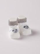 Die Baby Booties verfügen über eine niedliche Welpen-Applikation und eignen sich perfekt als Geschenk für Babypartys oder als süße Schwangerschaftsankündigung für Freunde und Verwandte. Die feine Schnürung bietet besonderen Halt am Fuß. Unsere Scarpine werden in einer ansprechenden Geschenkbox präsentiert.

Höchste Qualität, bestes Preis-Leistungs-Verhältnis MADE IN ITALY.