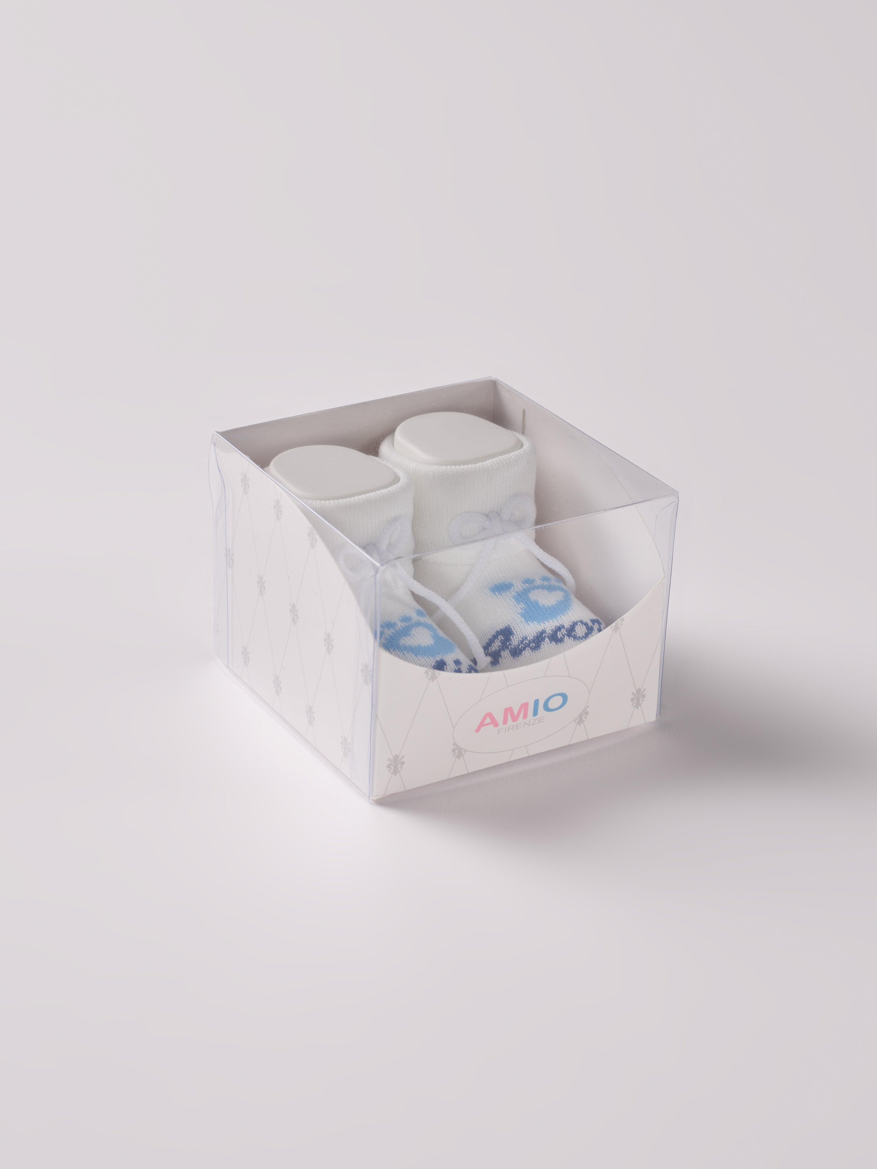 Die Baby Booties mit blauem Schriftzug "Amore Mio" von AMIO Firenze eignen sich perfekt als Geschenk für Babypartys oder als süße Schwangerschaftsankündigung für Freunde und Verwandte. Die feine Schnürung bietet besonderen Halt am Fuß. Unsere Scarpine werden in einer ansprechenden Geschenkbox präsentiert.&nbsp;

Höchste Qualität, bestes Preis-Leistungs-Verhältnis MADE IN ITALY.