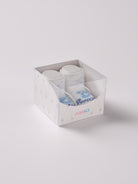 Die Baby Booties mit blauem Schriftzug "Amore Mio" von AMIO Firenze eignen sich perfekt als Geschenk für Babypartys oder als süße Schwangerschaftsankündigung für Freunde und Verwandte. Die feine Schnürung bietet besonderen Halt am Fuß. Unsere Scarpine werden in einer ansprechenden Geschenkbox präsentiert.&nbsp;

Höchste Qualität, bestes Preis-Leistungs-Verhältnis MADE IN ITALY.