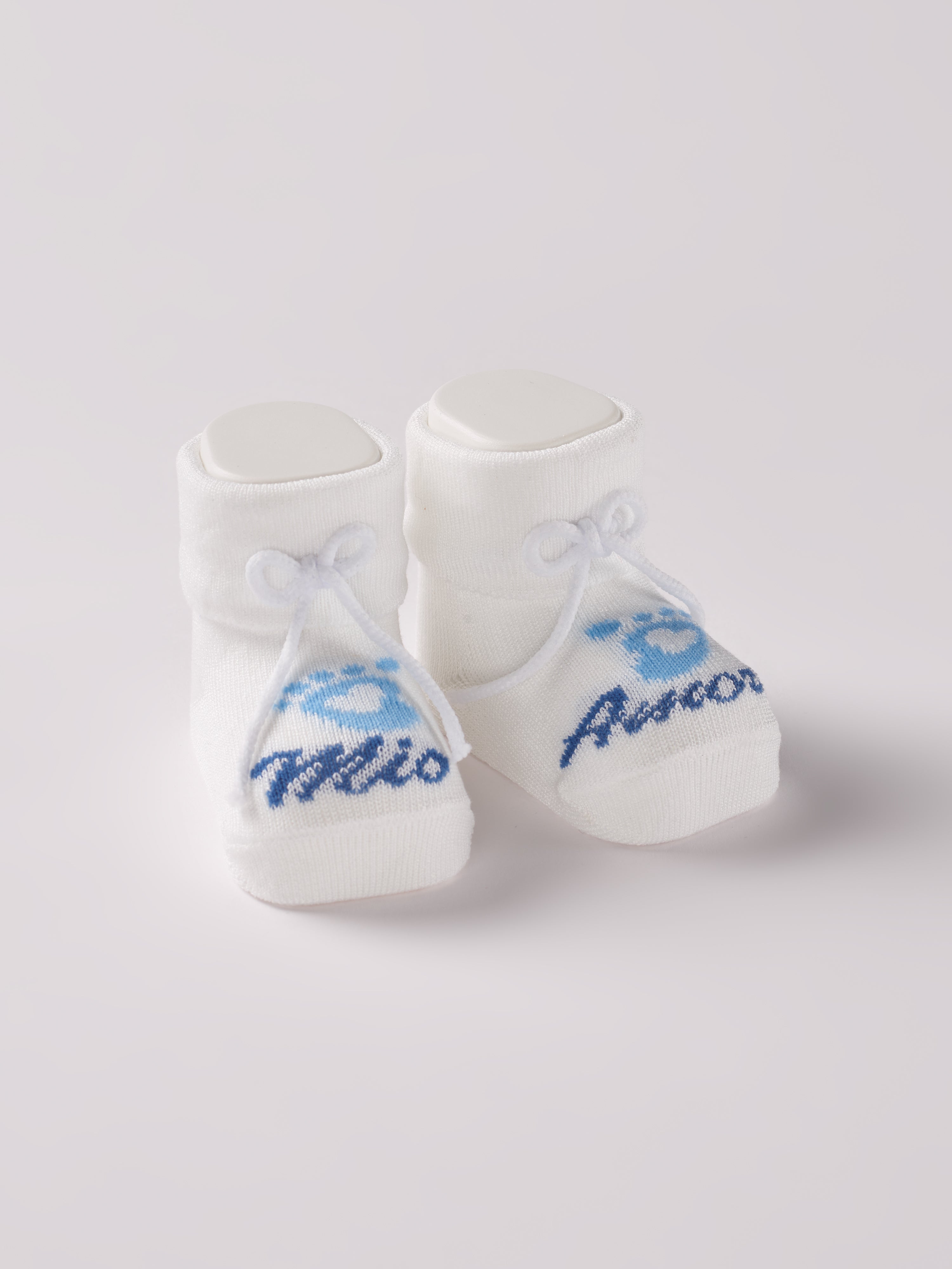 Die Baby Booties mit blauem Schriftzug "Amore Mio" von AMIO Firenze eignen sich perfekt als Geschenk für Babypartys oder als süße Schwangerschaftsankündigung für Freunde und Verwandte. Die feine Schnürung bietet besonderen Halt am Fuß. Unsere Scarpine werden in einer ansprechenden Geschenkbox präsentiert.&nbsp;

Höchste Qualität, bestes Preis-Leistungs-Verhältnis MADE IN ITALY.