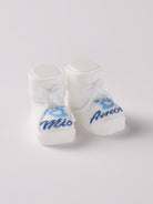 Die Baby Booties mit blauem Schriftzug "Amore Mio" von AMIO Firenze eignen sich perfekt als Geschenk für Babypartys oder als süße Schwangerschaftsankündigung für Freunde und Verwandte. Die feine Schnürung bietet besonderen Halt am Fuß. Unsere Scarpine werden in einer ansprechenden Geschenkbox präsentiert.&nbsp;

Höchste Qualität, bestes Preis-Leistungs-Verhältnis MADE IN ITALY.