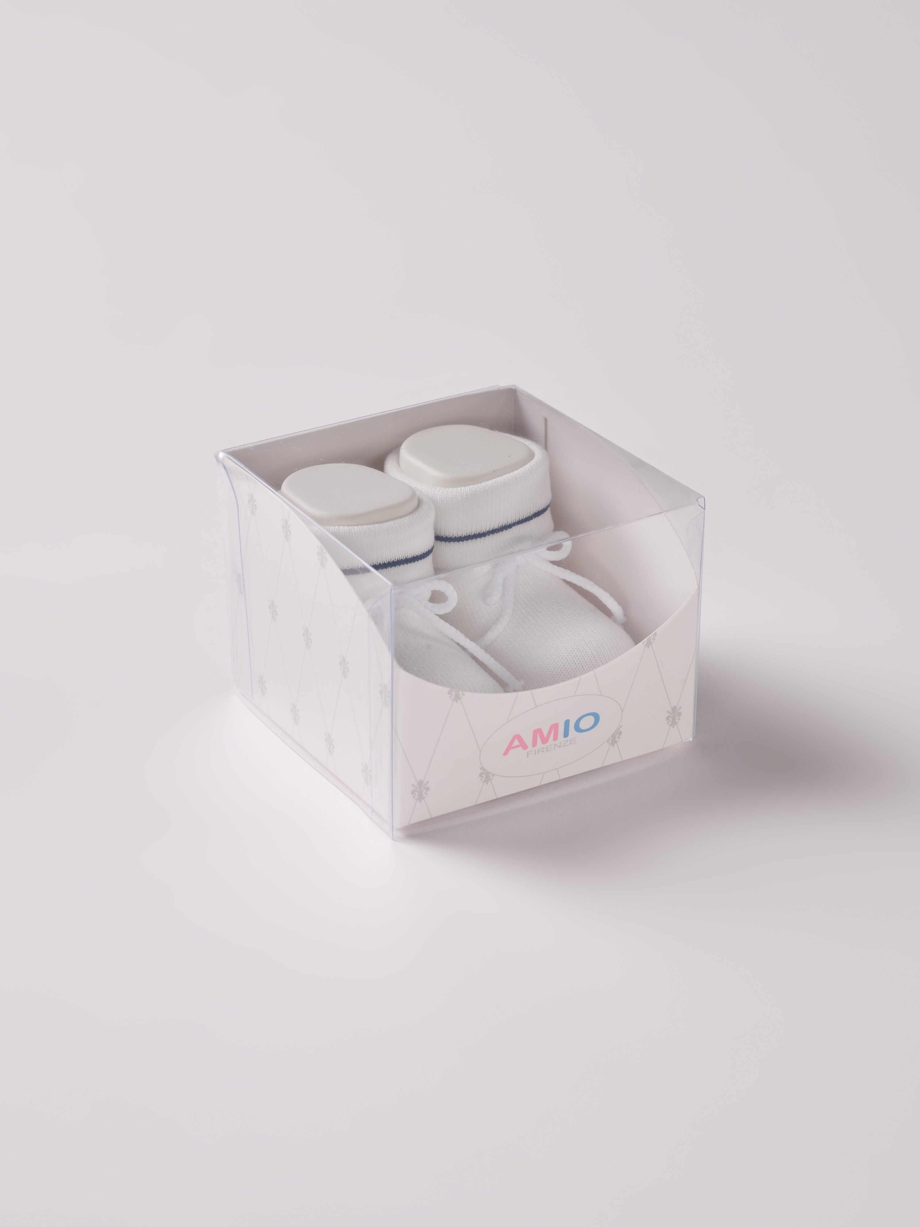 Die Baby Booties verfügen über eine edle eingewebte Zierlinie und eignen sich perfekt als Geschenk für Babypartys oder als süße Schwangerschaftsankündigung für Freunde und Verwandte. Die feine Schnürung bietet besonderen Halt am Fuß. Unsere Scarpine werden in einer ansprechenden Geschenkbox präsentiert.&nbsp;

Höchste Qualität, bestes Preis-Leistungs-Verhältnis MADE IN ITALY.
