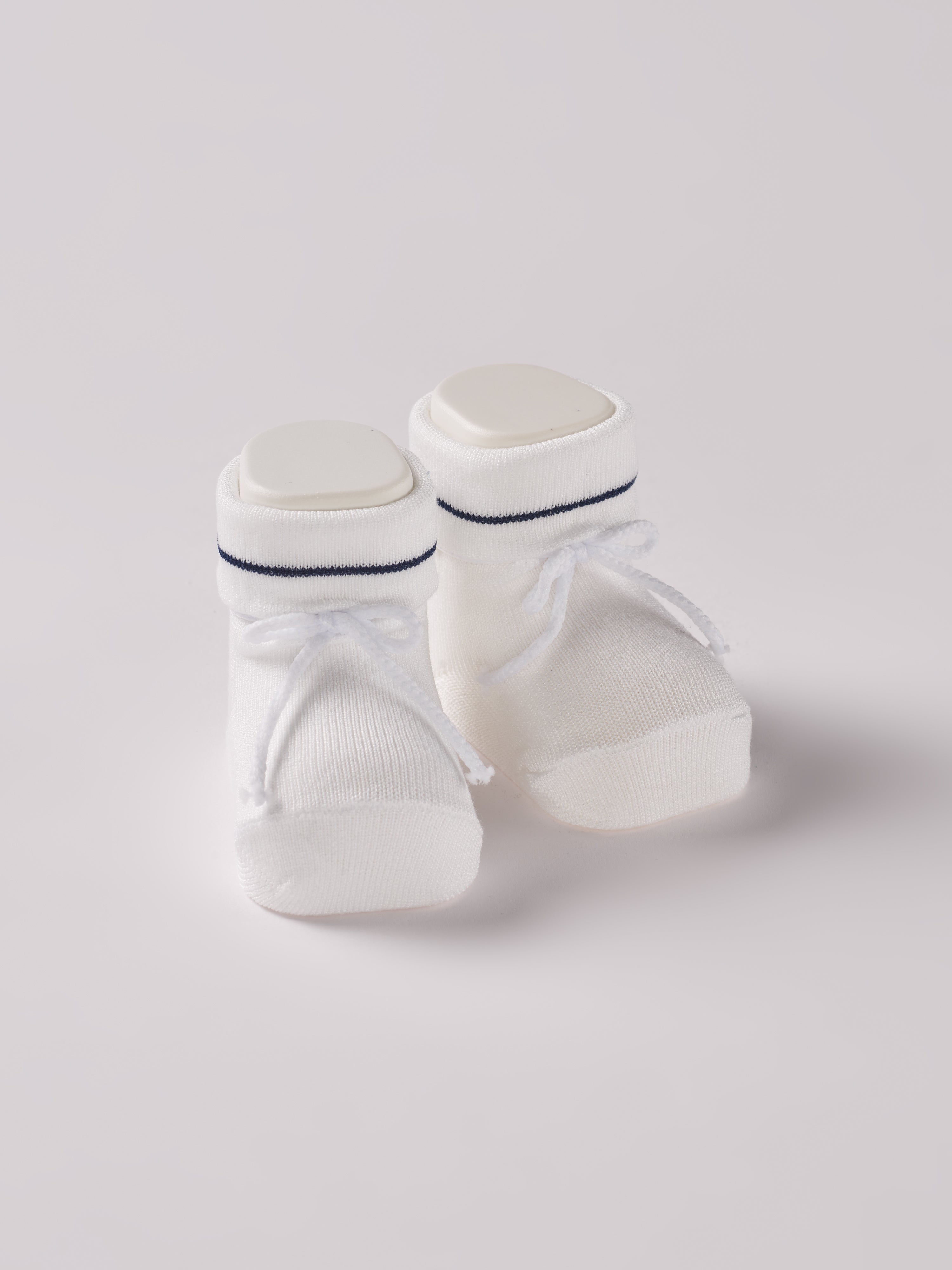Die Baby Booties verfügen über eine edle eingewebte Zierlinie und eignen sich perfekt als Geschenk für Babypartys oder als süße Schwangerschaftsankündigung für Freunde und Verwandte. Die feine Schnürung bietet besonderen Halt am Fuß. Unsere Scarpine werden in einer ansprechenden Geschenkbox präsentiert.&nbsp;

Höchste Qualität, bestes Preis-Leistungs-Verhältnis MADE IN ITALY.