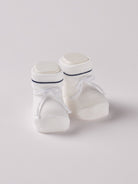 Die Baby Booties verfügen über eine edle eingewebte Zierlinie und eignen sich perfekt als Geschenk für Babypartys oder als süße Schwangerschaftsankündigung für Freunde und Verwandte. Die feine Schnürung bietet besonderen Halt am Fuß. Unsere Scarpine werden in einer ansprechenden Geschenkbox präsentiert.&nbsp;

Höchste Qualität, bestes Preis-Leistungs-Verhältnis MADE IN ITALY.