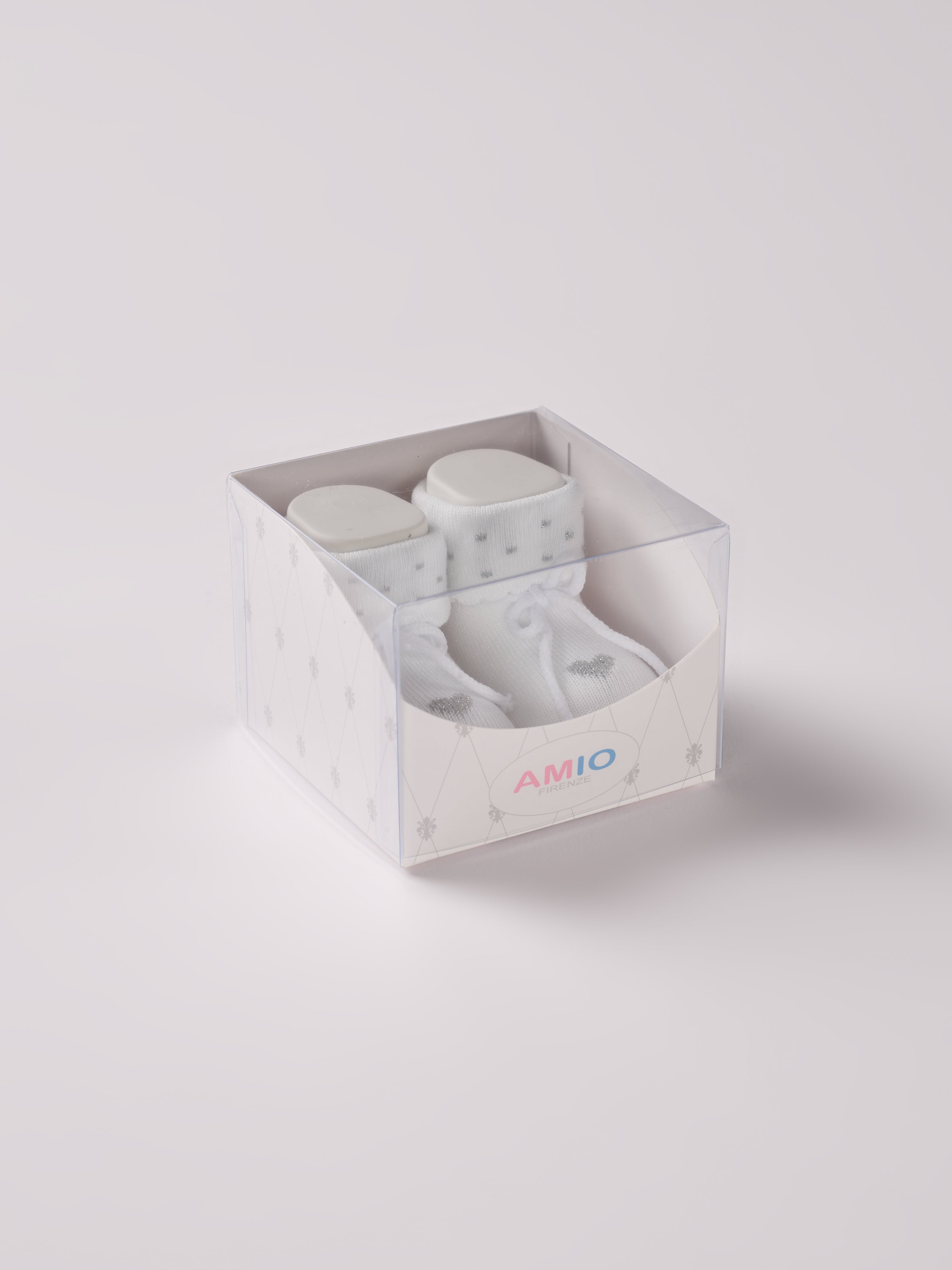 Die Baby Booties mit eingewebten Herzen&nbsp;von AMIO Firenze eignen sich perfekt als Geschenk für Babypartys oder als süße Schwangerschaftsankündigung für Freunde und Verwandte, als Accessoire für Taufen, Hochzeiten und Feierlichkeiten. Der Silberfaden verleiht ihnen eine besonders edele Note. Die feine Schnürung bietet besonderen Halt am Fuß. Unsere Scarpine werden in einer ansprechenden Geschenkbox präsentiert.&nbsp;

Höchste Qualität, bestes Preis-Leistungs-Verhältnis MADE IN ITALY.